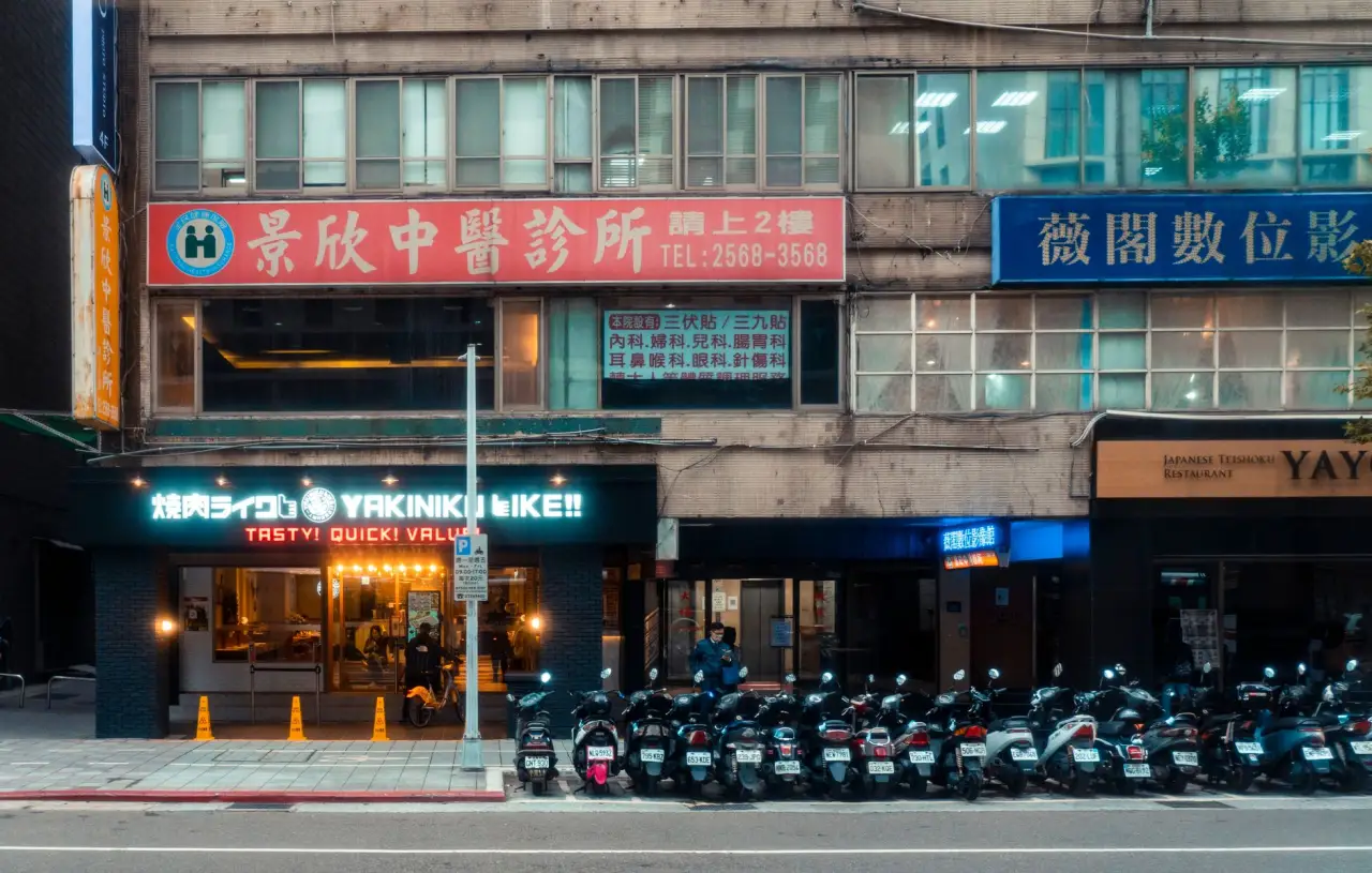 展架制作与展板制作材料对比：铝型材、KT板与PVC板在展会中的应用差异