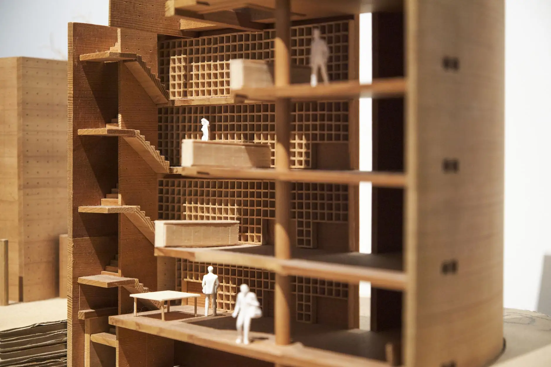 展架与展柜材质对比：铝合金、亚克力与木质结构的应用选择