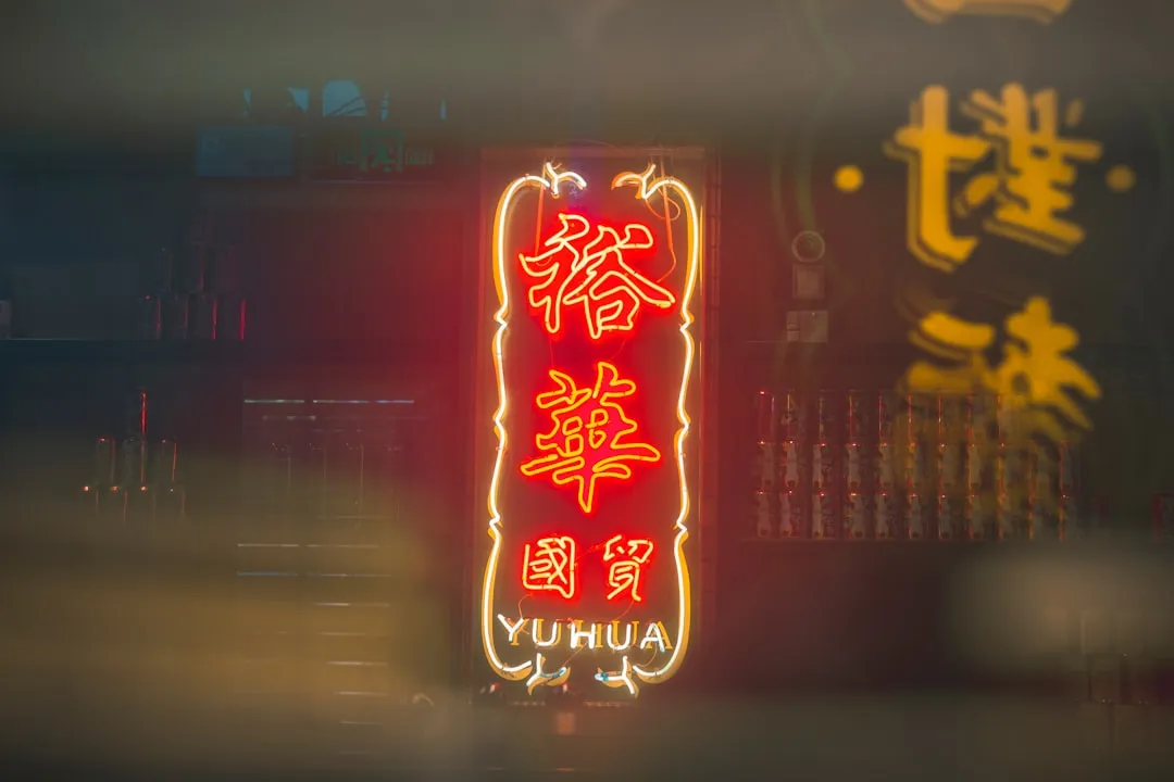 2024年上海展会展架制作工艺对比：铝合金与木质结构的优劣分析