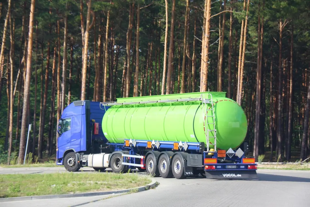 上海会展展台搭建中木质与钢架结构的应用对比分析