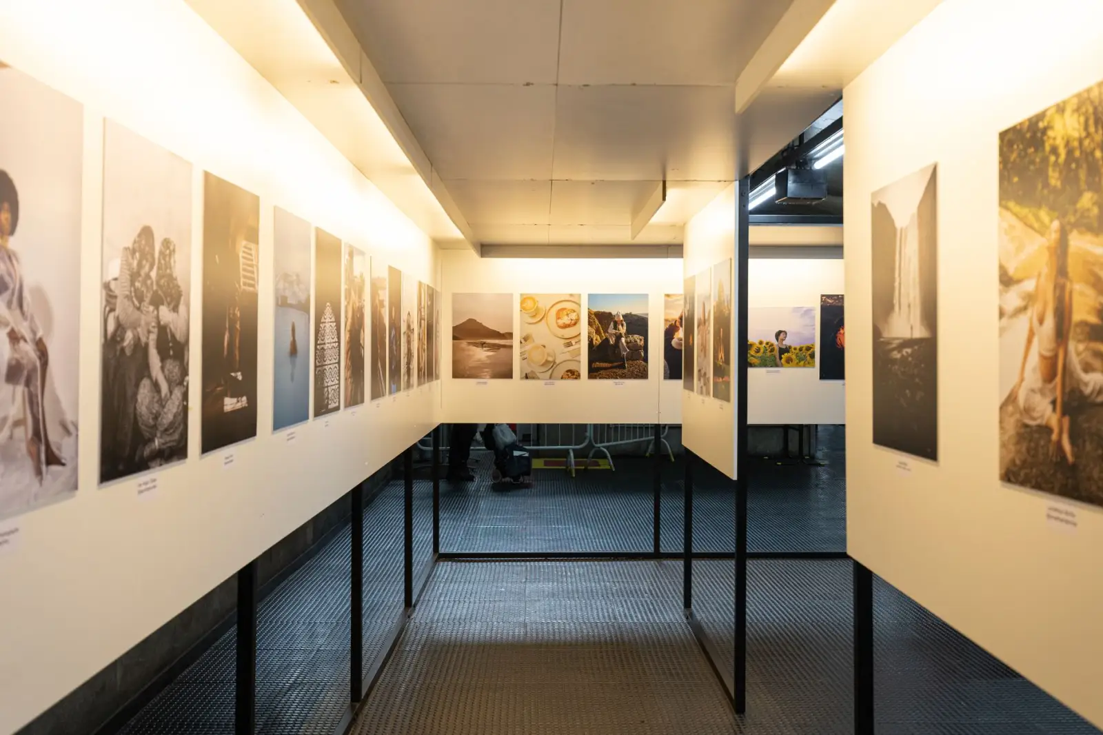 上海展览展台搭建中背景板与展板制作的工艺标准解析